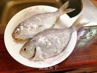 Fried Sea Crucian Carp with Cumin recipe