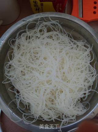 Stir-fried Rice Noodles with Leek recipe