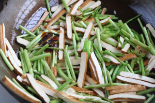 Stir-fried Dried Bean Curd with Wormwood recipe