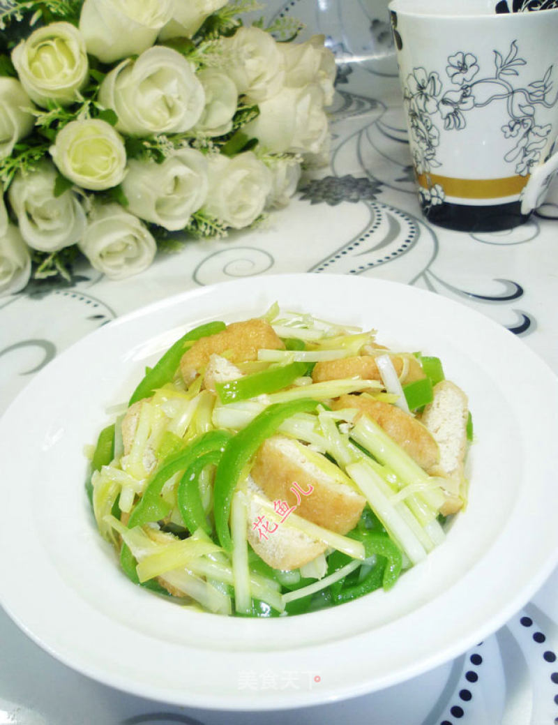 Stir-fried Tofu with Leek Sprouts and Green Pepper recipe