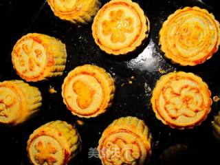 Cantonese-style Lotus Seed Paste Moon Cake recipe