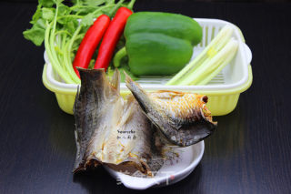 Stir-fried Dried Preserved Fish with Colored Pepper recipe