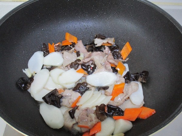 Fried Pork with Yam and Black Fungus recipe