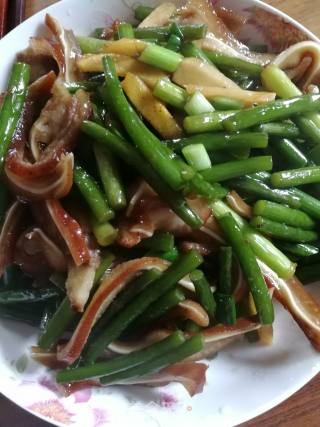 *reunion Rice* Stir-fried Pork Ears with Garlic Moss recipe