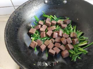 Stir-fried Duck Blood with Leek recipe