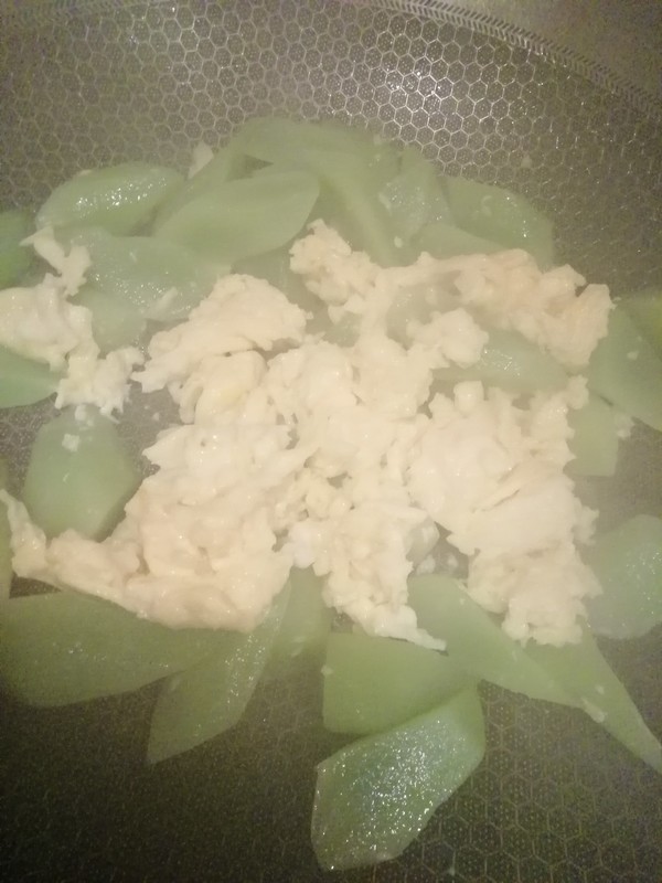 Scrambled Eggs with Lettuce recipe