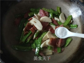 [next Meal] Fried Sausage with Snow Peas recipe