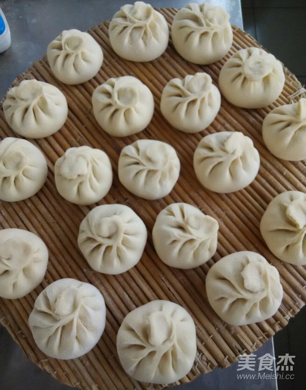 Steamed Buns with Grey Cabbage and Meat recipe