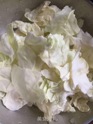 Stir-fried Garlic Sprouts with Cabbage and Black Fungus recipe