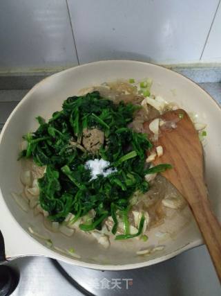 Stir-fried Sweet Potato Powder with Spinach recipe