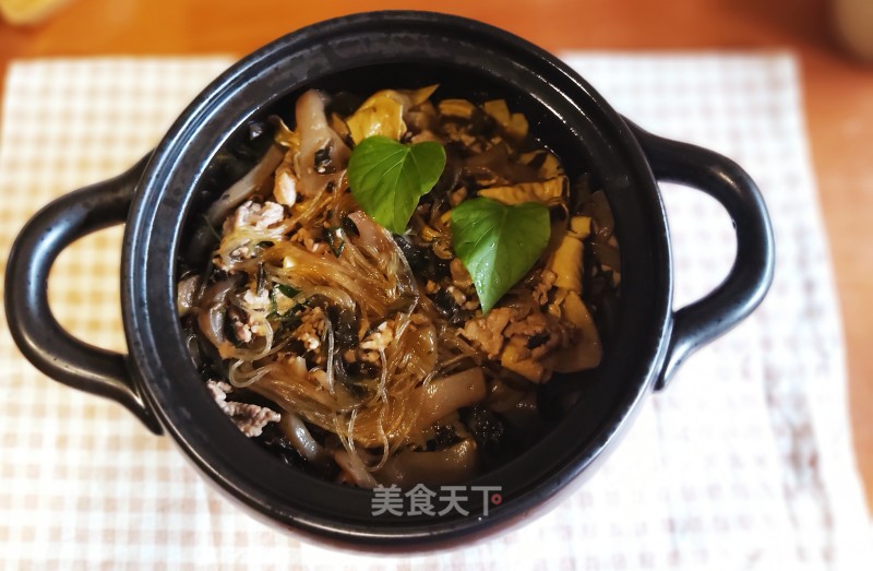 Dian-flavored Sauerkraut and Konjac Vermicelli in Clay Pot recipe