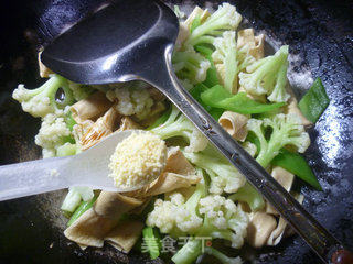 Stir-fried Cauliflower with Hot Pepper Bean Knot recipe