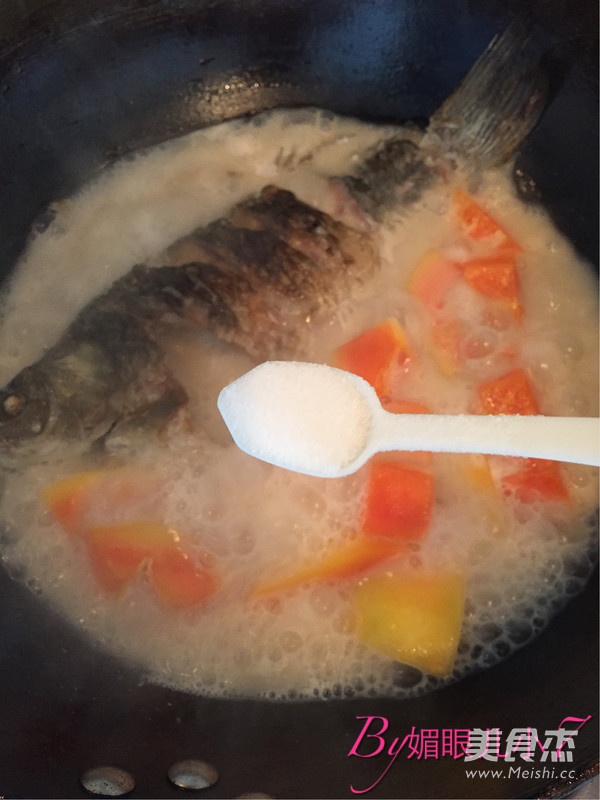 Papaya Crucian Carp Soup recipe