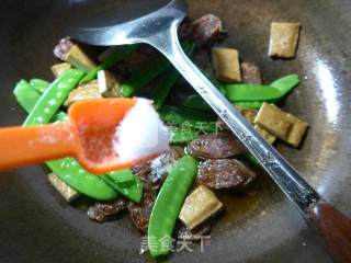 Stir-fried Spicy Sausage with Snow Beans recipe