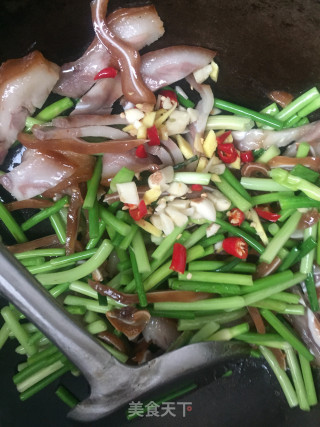 Stir-fried Pork Ears with Garlic Moss recipe