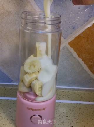 Banana Milkshake Mixed with Oats recipe