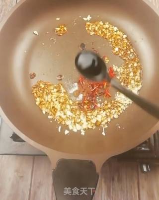 Lettuce Drizzled with Garlic and Spicy Oil recipe