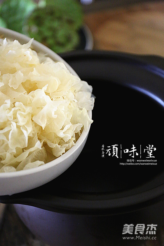 Supor. Chinese Pottery White Fungus and Peach Gum Stewed Lotus Seeds recipe