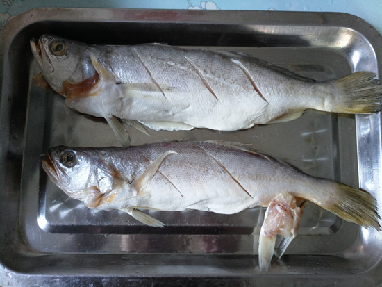 Grilled Yellow Croaker with Garlic recipe