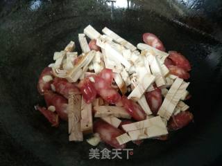 Stir-fried Bean Curd with Red Pepper Sausage recipe
