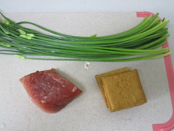 Stir-fried Shredded Pork with Chives, Moss and Dried Tofu recipe