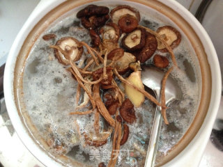 Stewed Mushroom Soup with Dried Razor Clams recipe