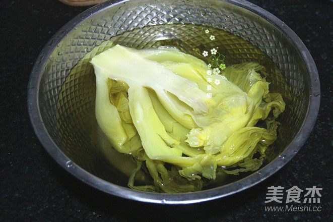 Sauerkraut Shrimp Skin and Garlic Leaves recipe