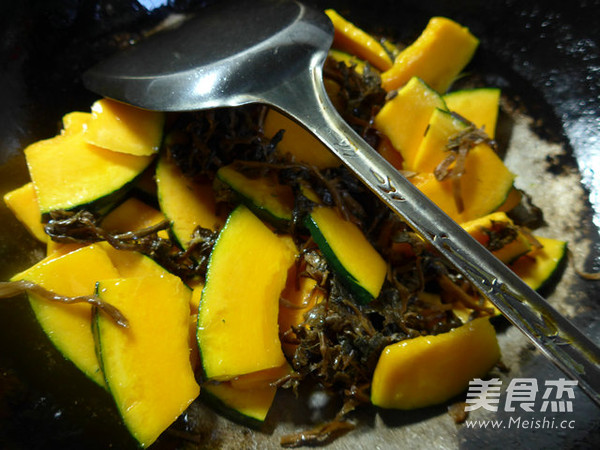Stir-fried Japanese Pumpkin with Plum Dried Vegetables recipe