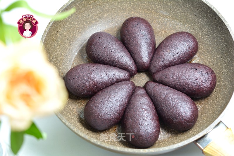 Black Rice and Black Whole Wheat Pan-fried Steamed Buns