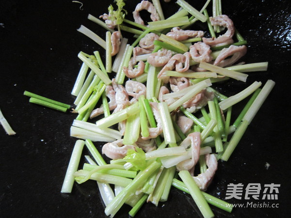 Stir-fried Large Intestine with Celery recipe