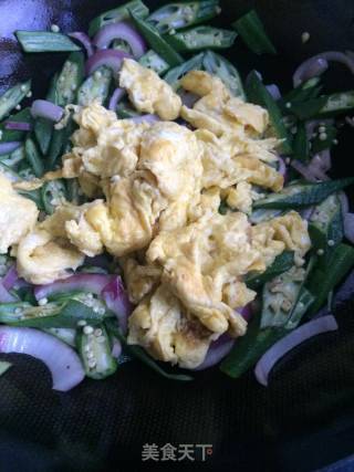 Scrambled Eggs with Onion and Okra recipe