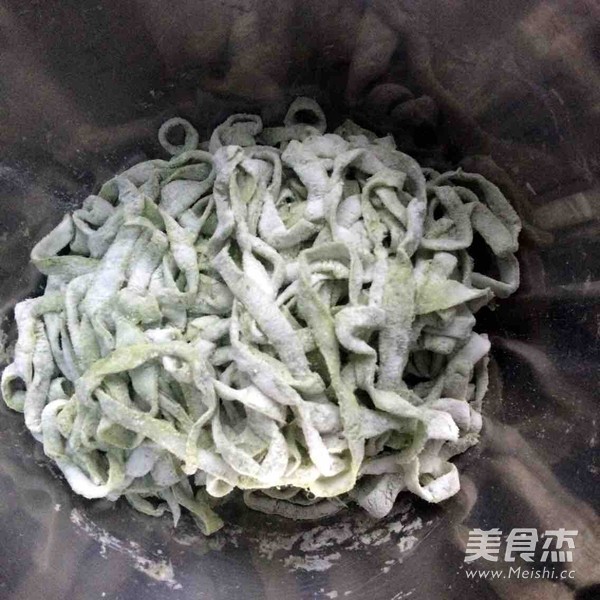 Hand-rolled Noodles with Spare Ribs and Spinach recipe