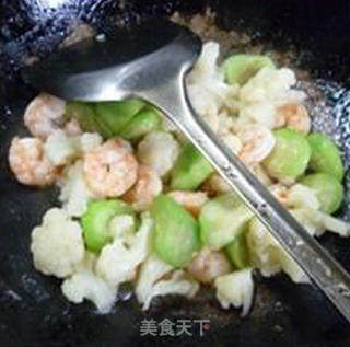 Stir-fried Cauliflower with Shrimp and Loofah recipe