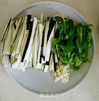 Eggplant Strips with Garlic and Green Pepper recipe