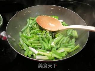 Stir-fried Cowpea with Pork Neck recipe