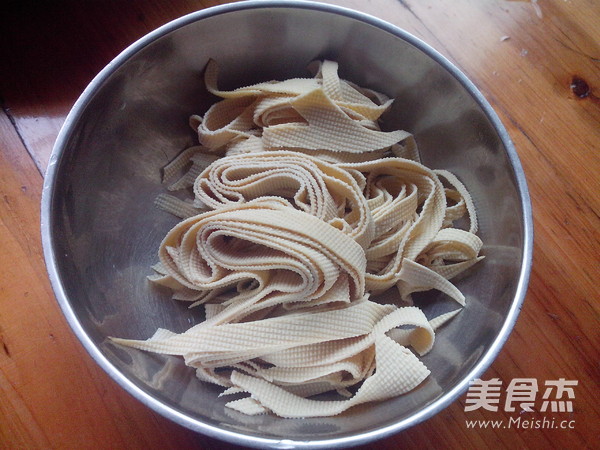 Stir-fried Tofu Skin with Lettuce recipe