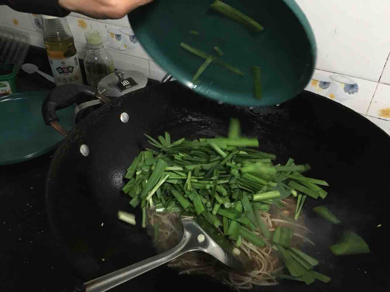 Stir-fried Mung Bean Sprouts with Leek recipe