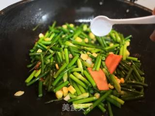 Stir-fried Cured Chicken Drumsticks with Garlic Moss recipe