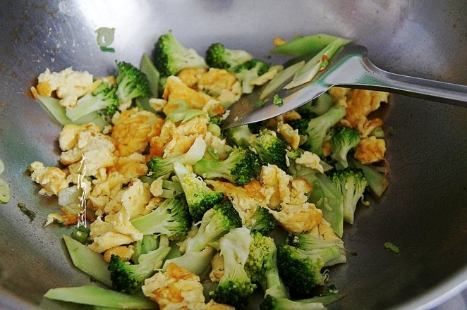 Fried Goose Eggs with Broccoli Vegetarian recipe
