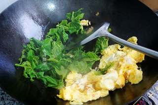 Scrambled Eggs with Mulberry Leaves recipe