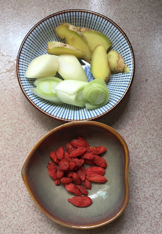 Braised Pork Trotter with Radish recipe