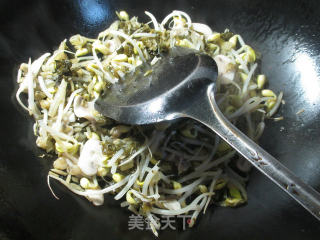 Stir-fried Soy Sprouts with Mushroom and Pickled Vegetables recipe