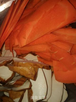 Braised Pork and Carrots Sautéed and Dried recipe