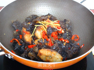 #trust之美# Fried Fish with Red Pepper and Fungus recipe