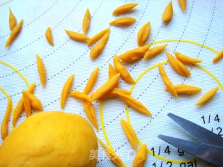 [henan] Golden Chicken New Year Bean Paste (creative Pastry) recipe