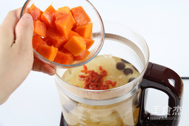 Stewed Papaya with Tremella and Red Dates recipe