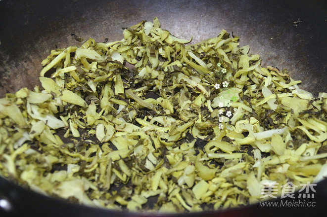 Sauerkraut Shrimp Skin and Garlic Leaves recipe