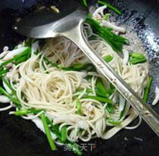 Fried Noodles with Chives and Fresh Squid recipe