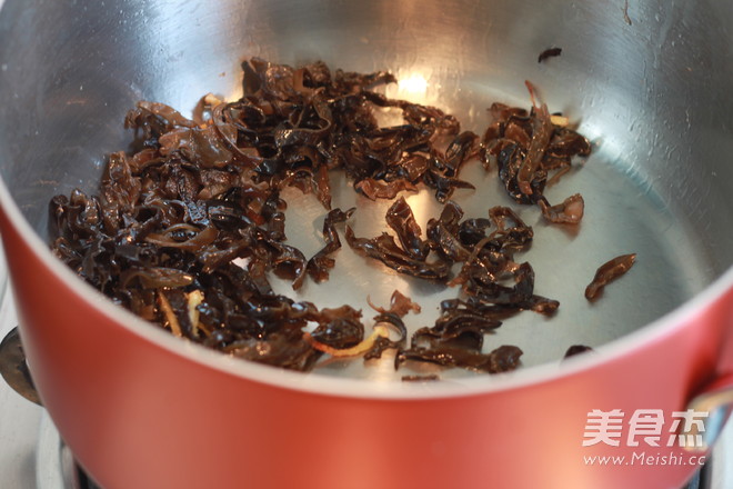 Enoki Mushroom and Seaweed Soup recipe