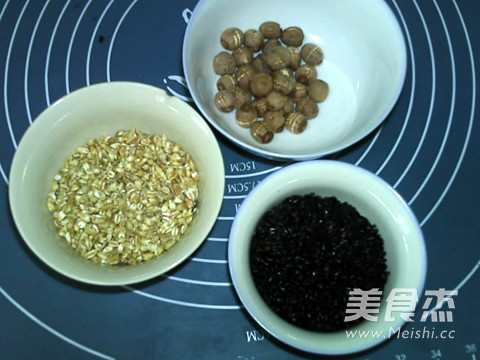 Lotus Seed, Wheat and Black Rice Porridge recipe